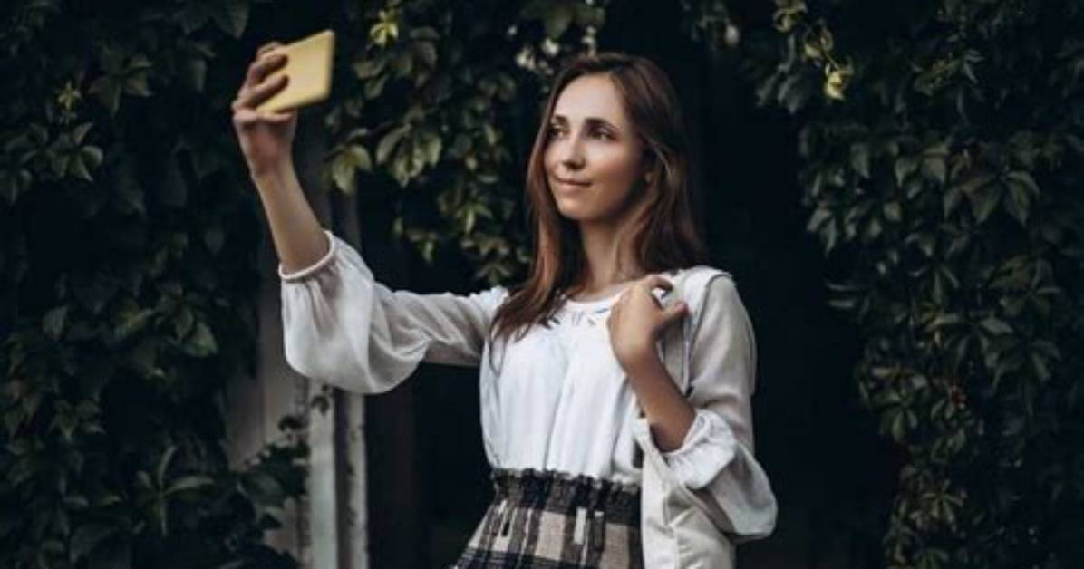 20 Fun Selfie Ideas for Girls to Spice up Your Instagram Page