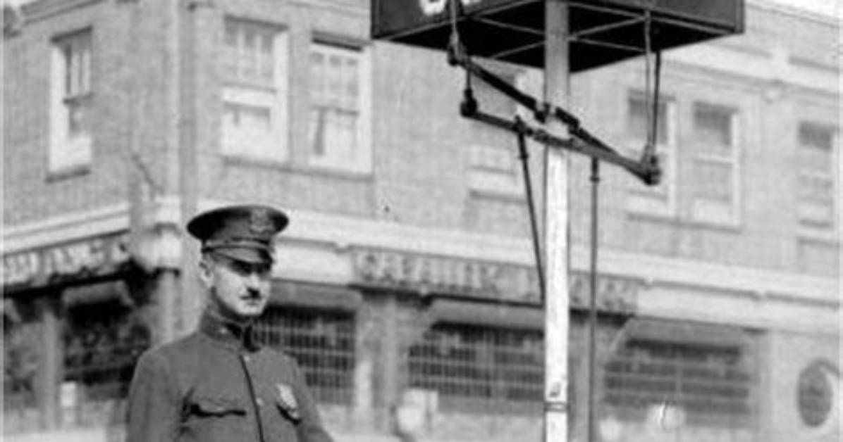 Are Traffic Lights Manually Operated?
