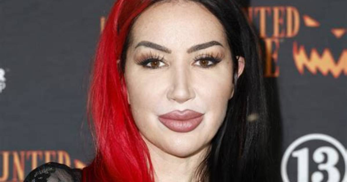 Ash Costello Net Worth