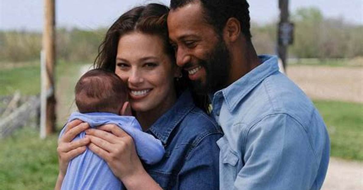Ashley Graham Poses Nude and Breastfeeds Son Isaac: Photo