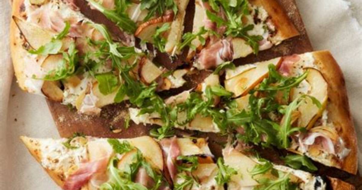 Best Pear, Prosciutto, and Goat Cheese Pizza with Arugula Recipe