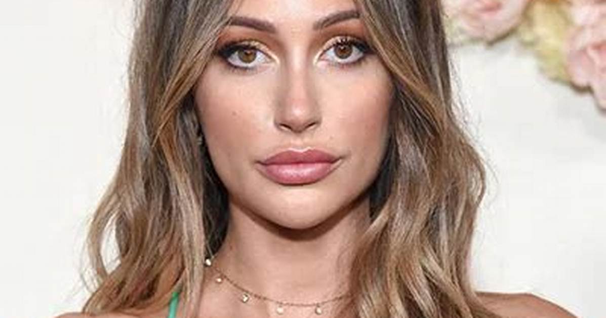 Caroline Einhoff Net Worth