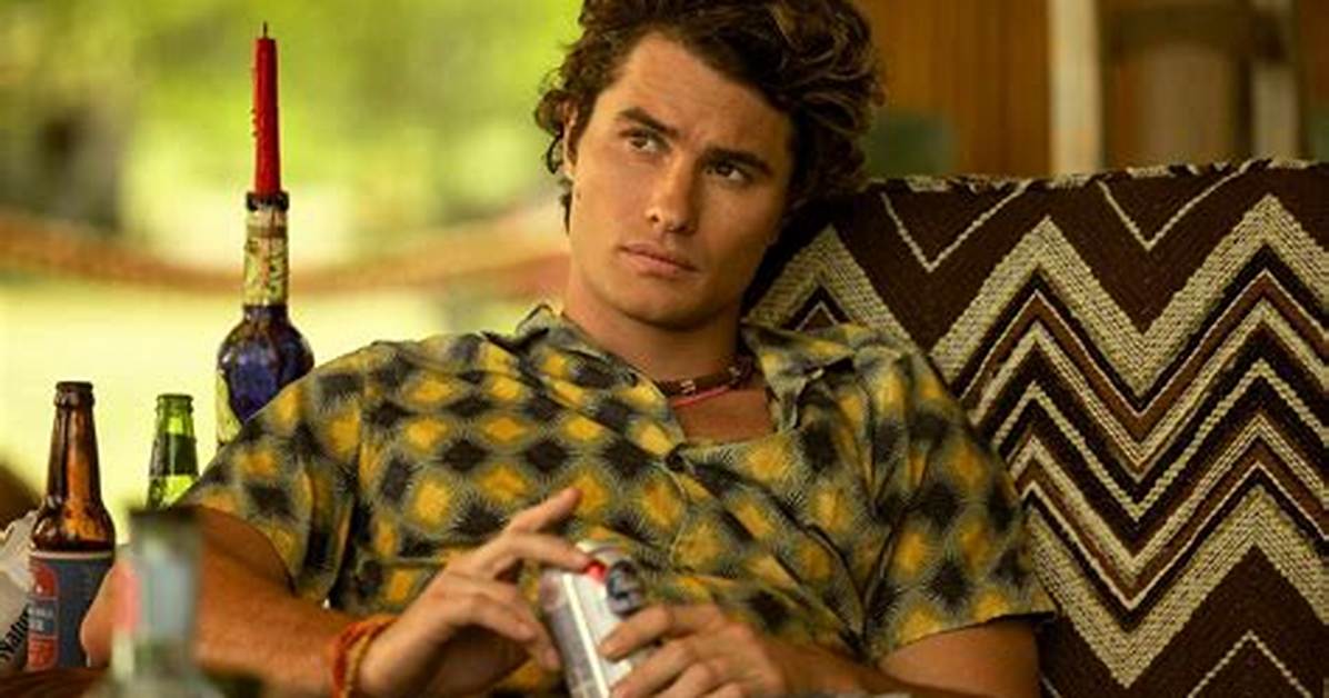 Chase Stokes Says John B’s Style Is “Dirtier” in Season 3