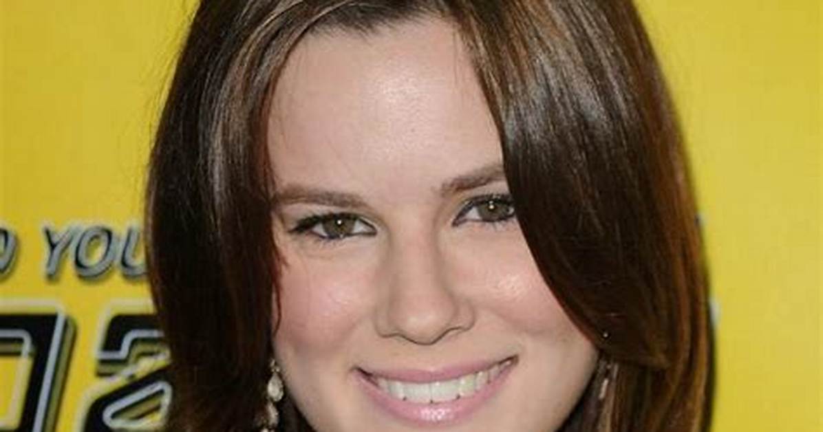 Chelsea Hobbs Height, Weight, Measurements, Bra Size, Shoe Size
