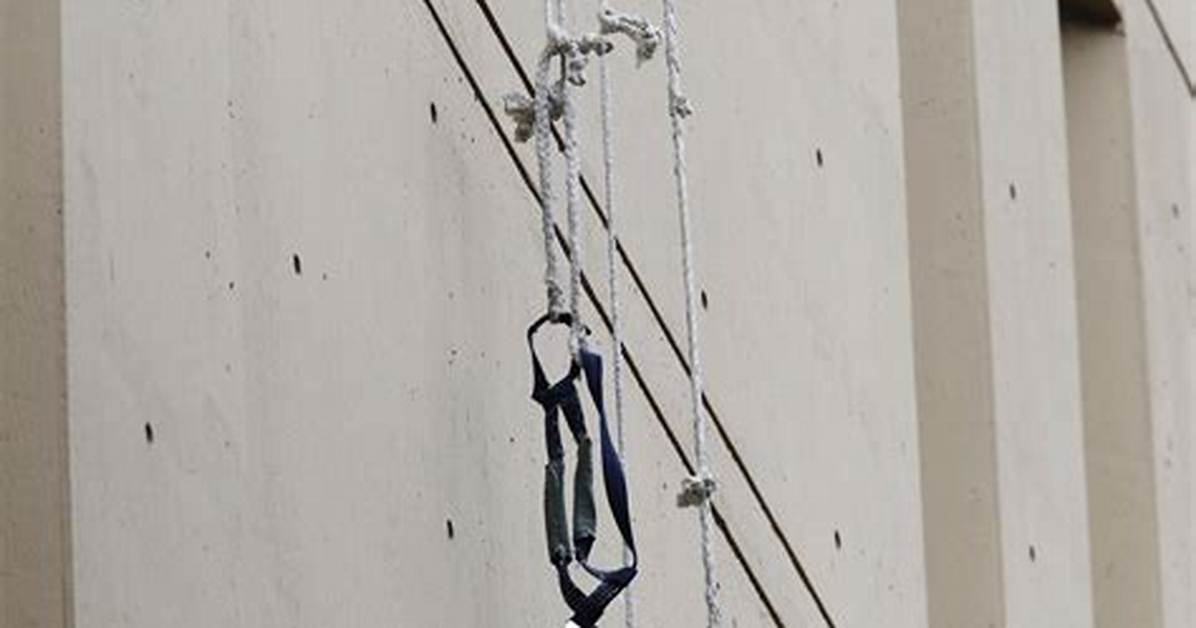 Chicago Inmates Tie Together Bedsheets, Escape Federal Prison