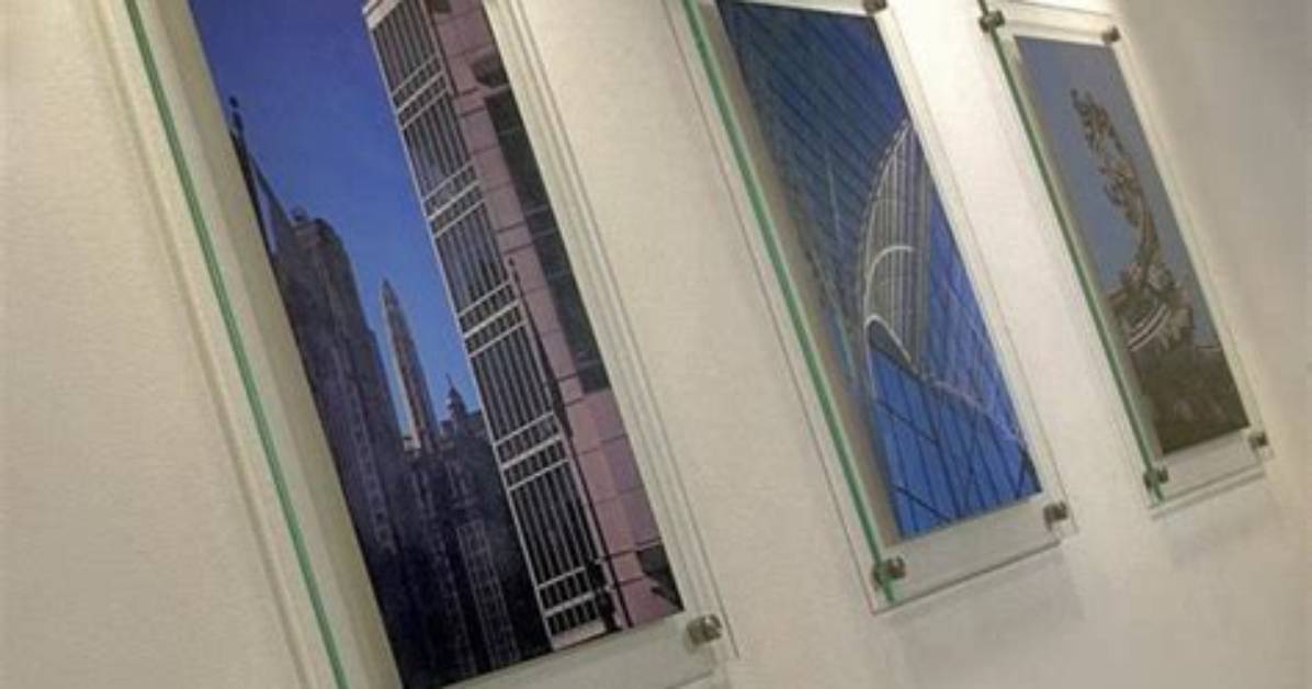 Do Poster Frames Have Glass