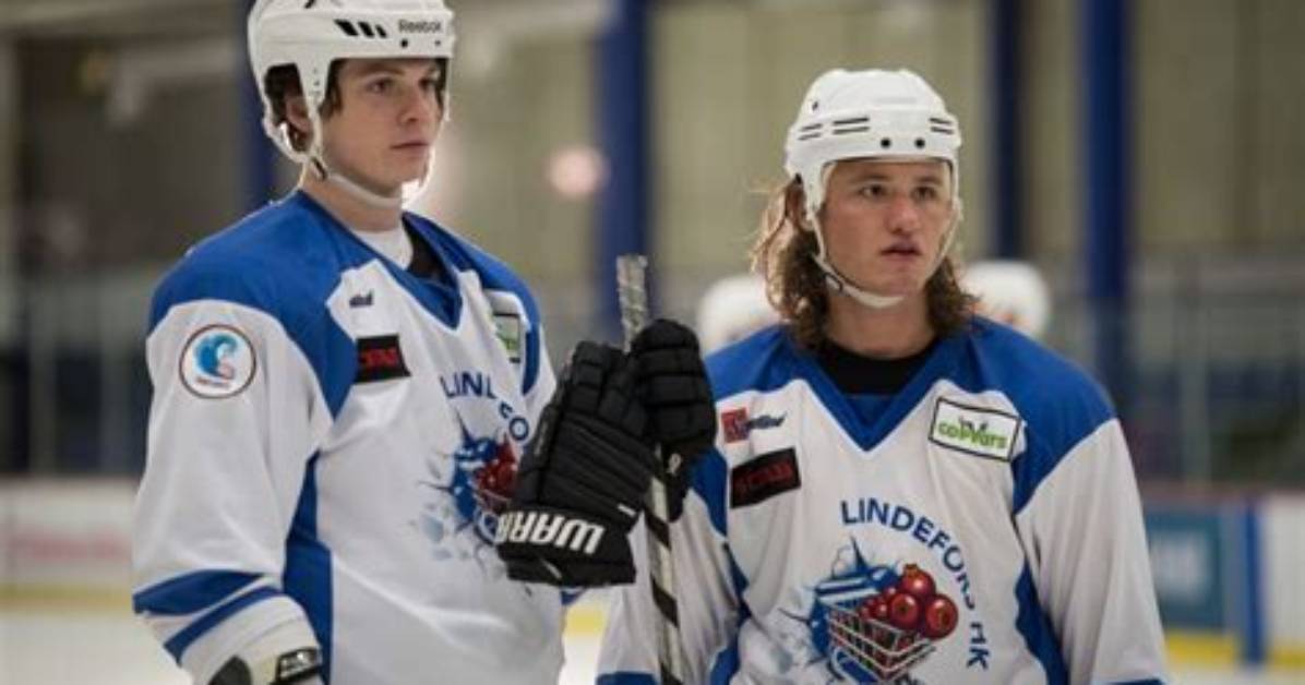 Does Dylan Playfair Play Hockey?