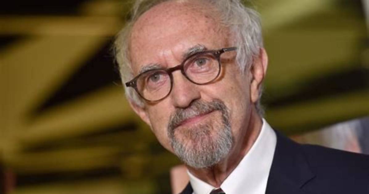 Does Jonathan Pryce Sing?