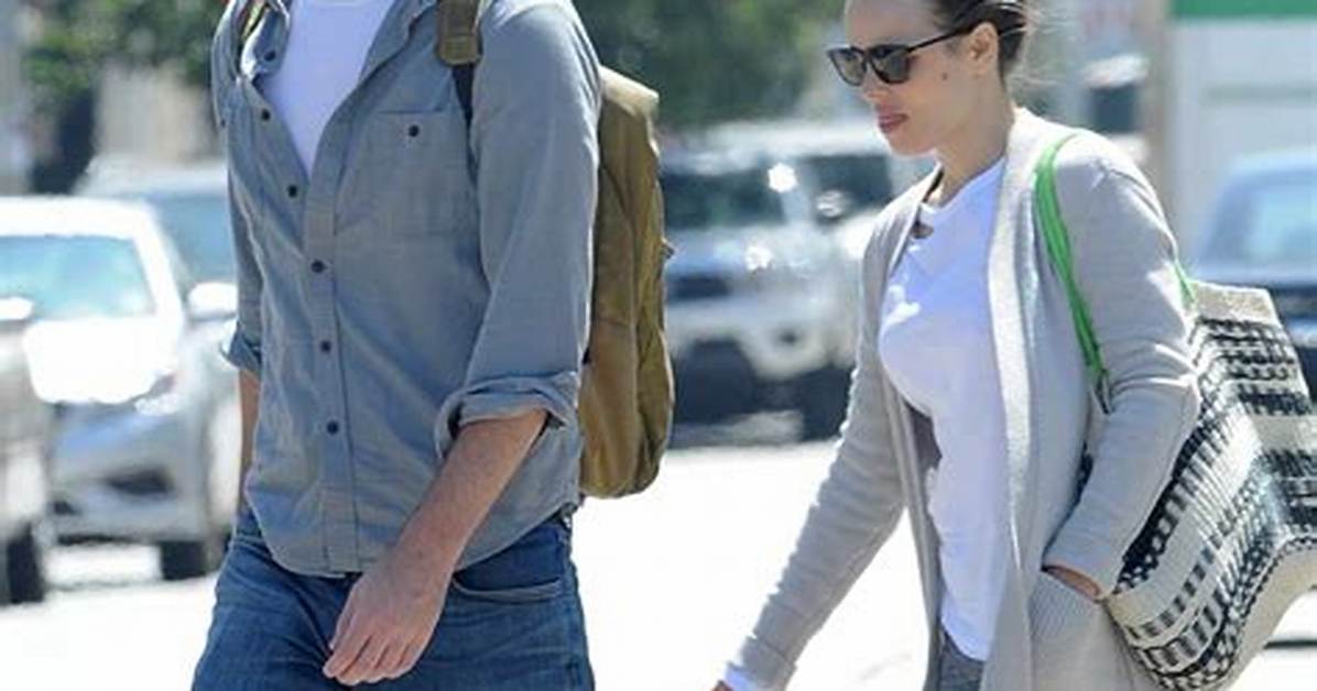 Does Rachel Date Tag?