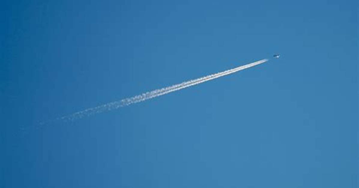 Does Temperature Affect Contrails?