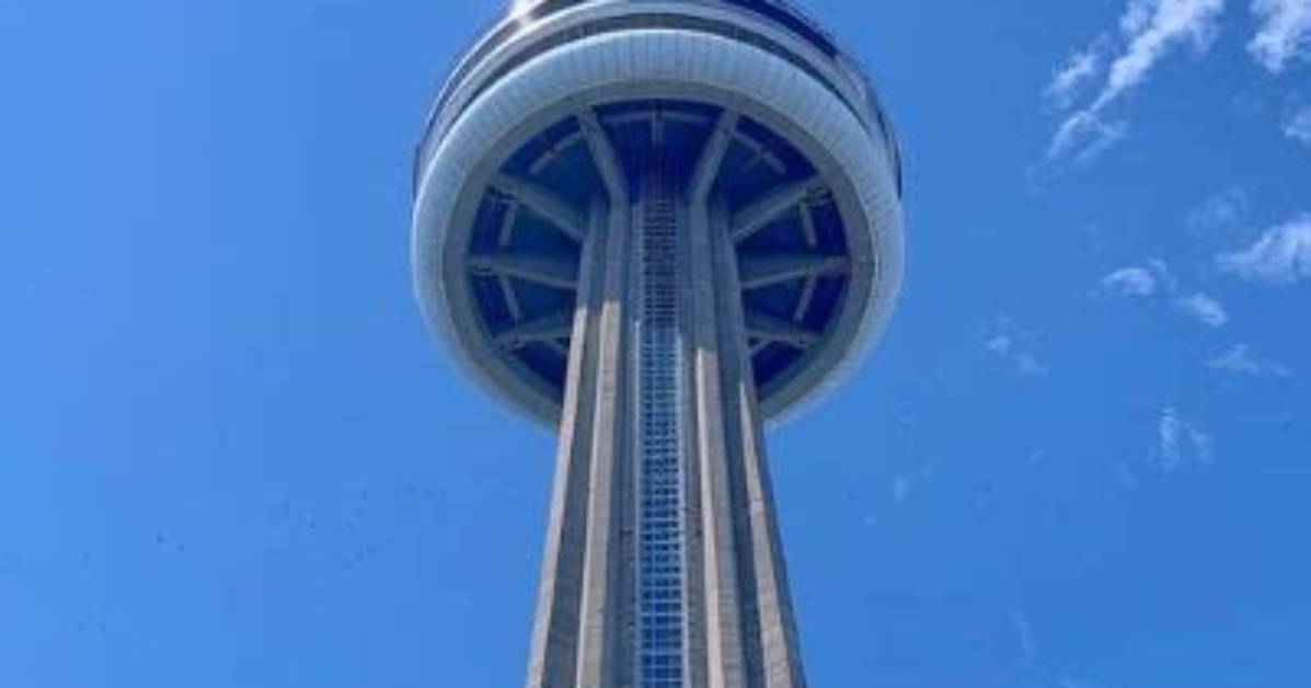 Does Towering Mean High?
