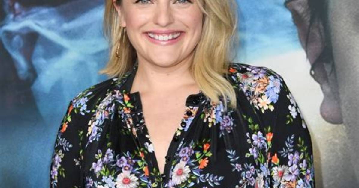Handmaid's Tail Star Elizabeth Moss Announces First Child; Says She's Been Really Lucky