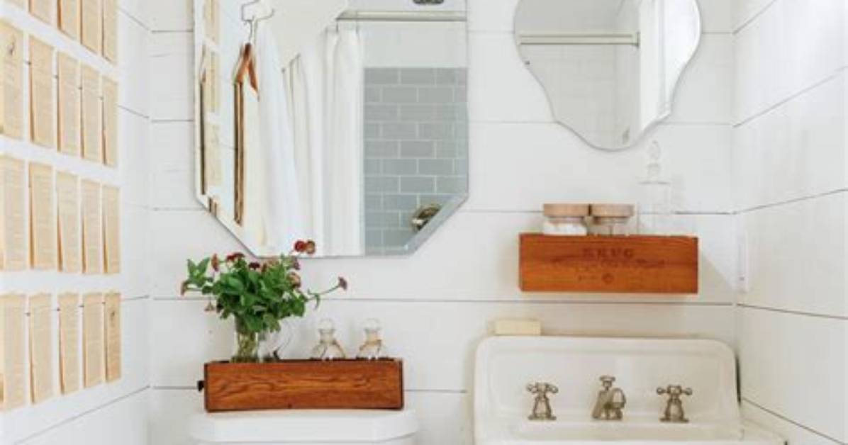 How Do I Decorate a Small Bathroom?