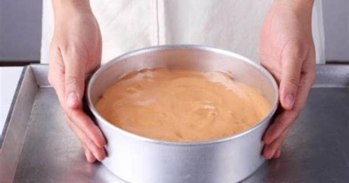 How Full Should a Cake Tin Be?