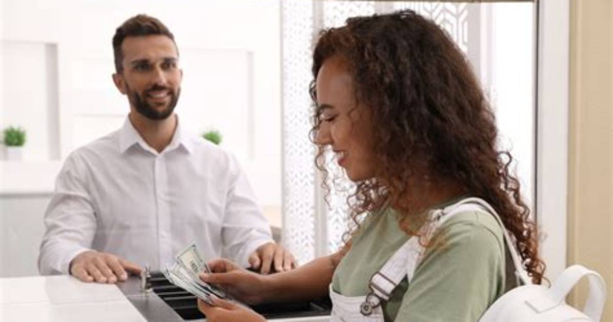 How Much Do Full Time Tellers Make?