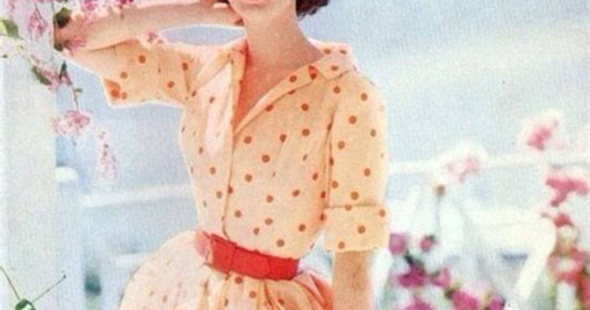 How Should I Dress for a 50S Sock Hop?
