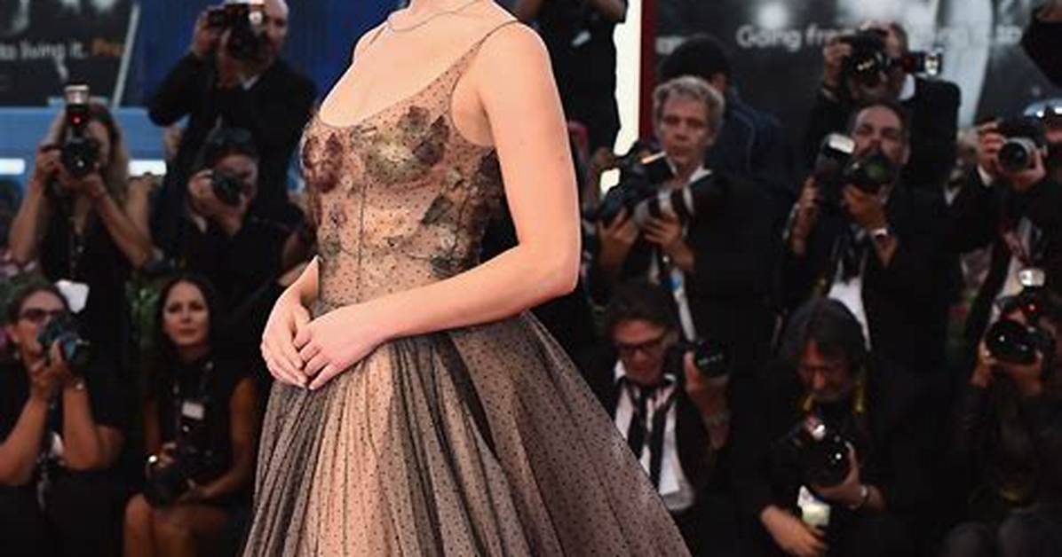 Jennifer Lawrence Had the Most Hilarious Reaction to a Relatable Wardrobe Malfunction
