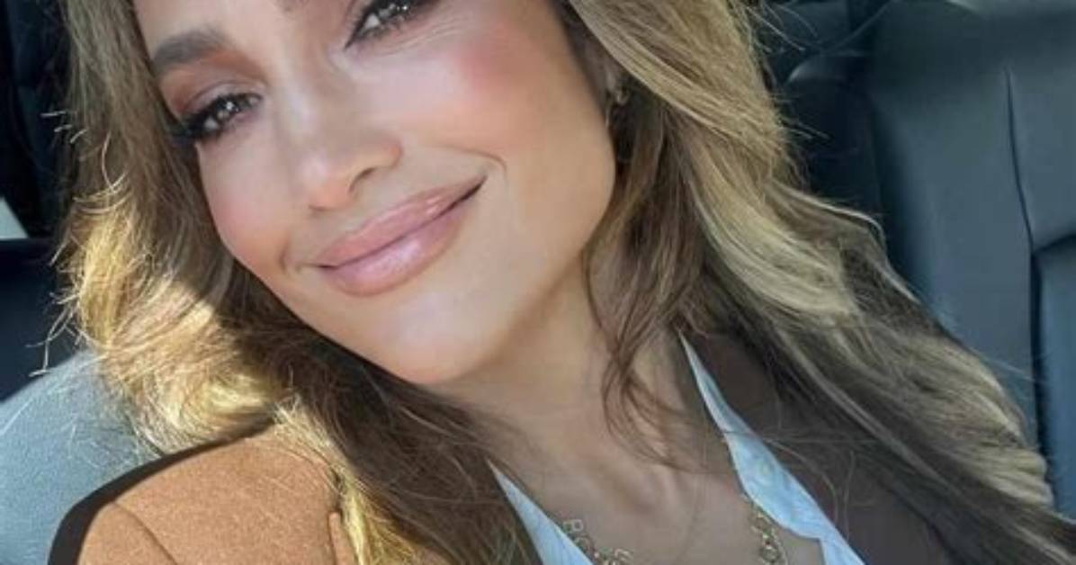 Jennifer Lopez Just Made Car Selfies Cool Again While Debuting New Blonde Highlights