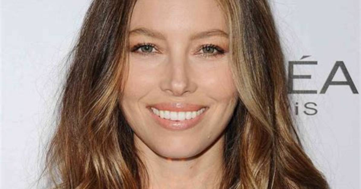 Jessica Biel Can Sing! Watch Her Belt It out on the Red Carpet