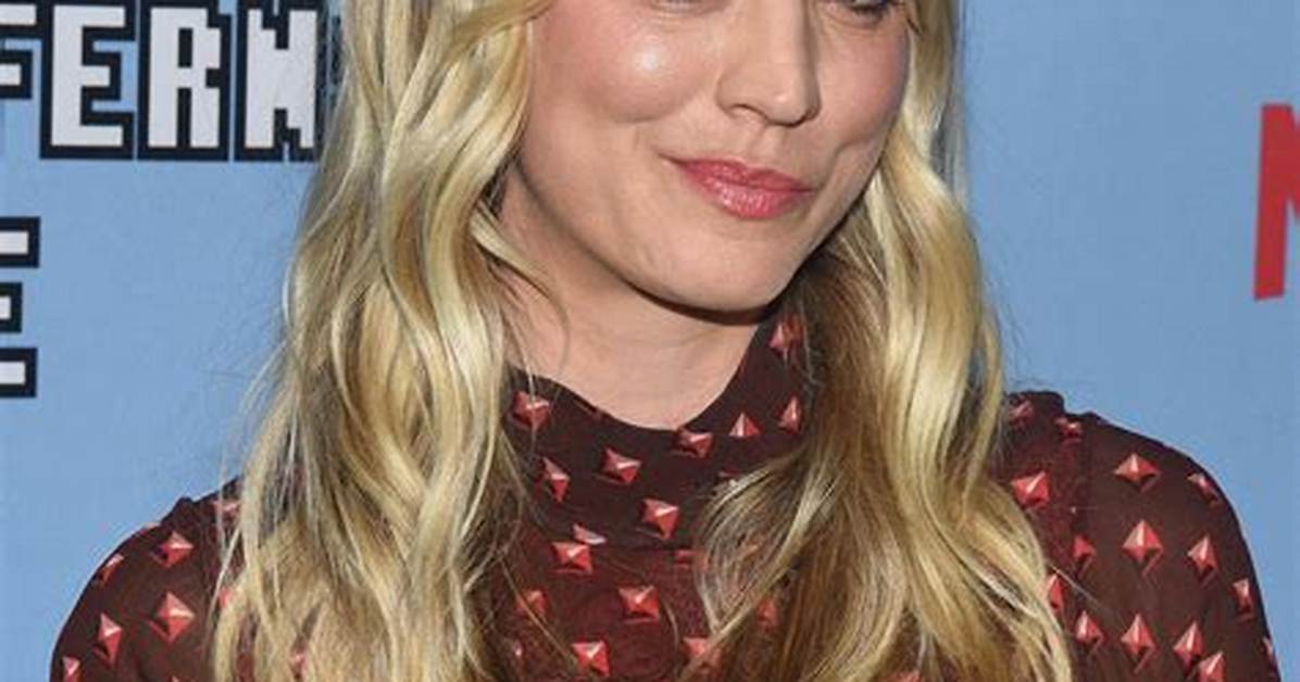 Kaley Cuoco - Bio, Net Worth, Height