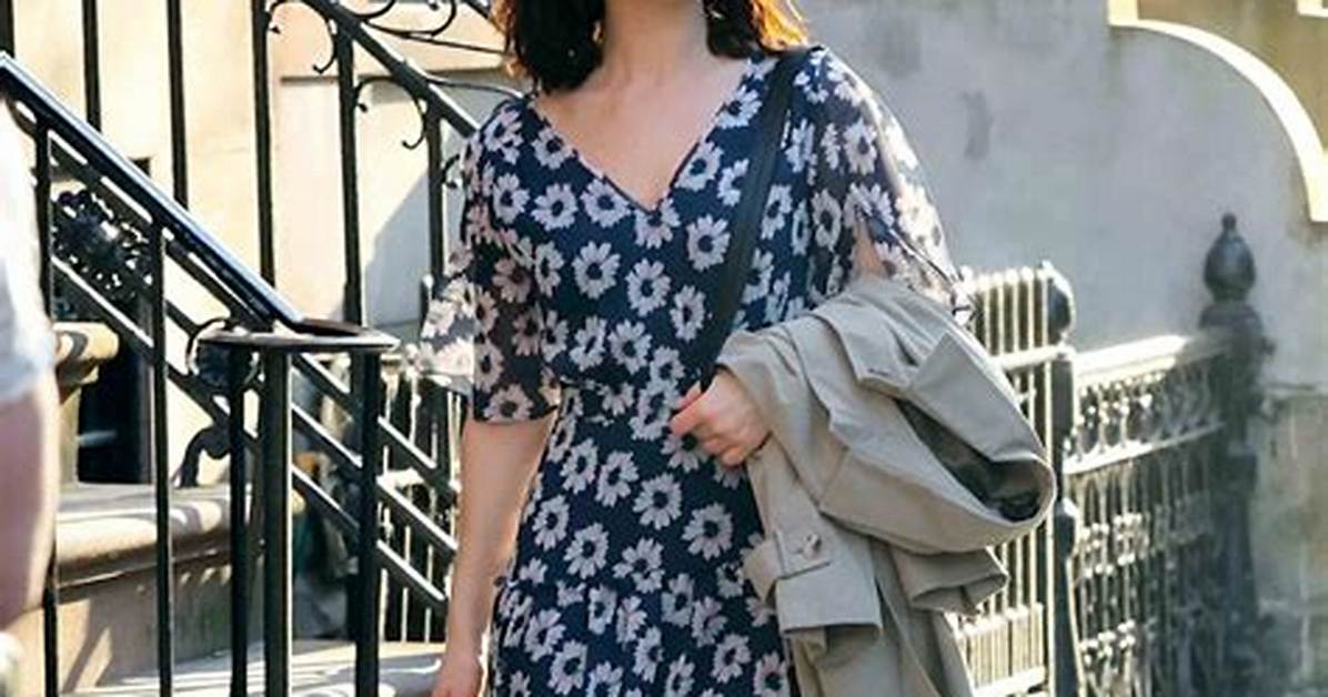 Lily James Wore an Easy Spring Outfit with Mila Kunis’s Go-to Sneakers