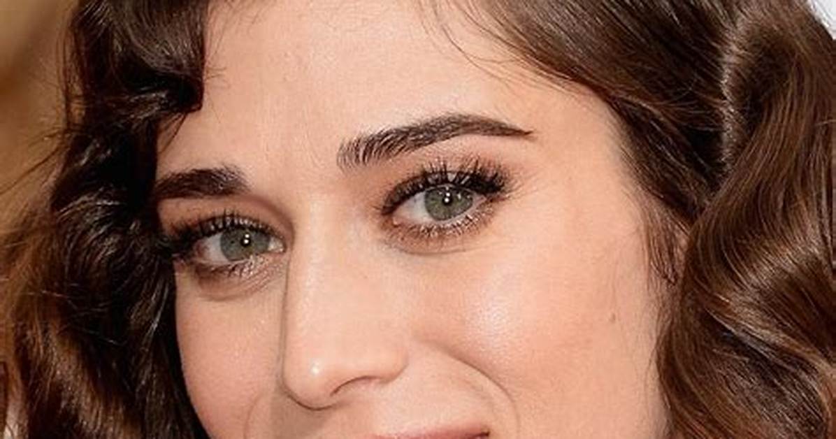 Lizzy Caplan