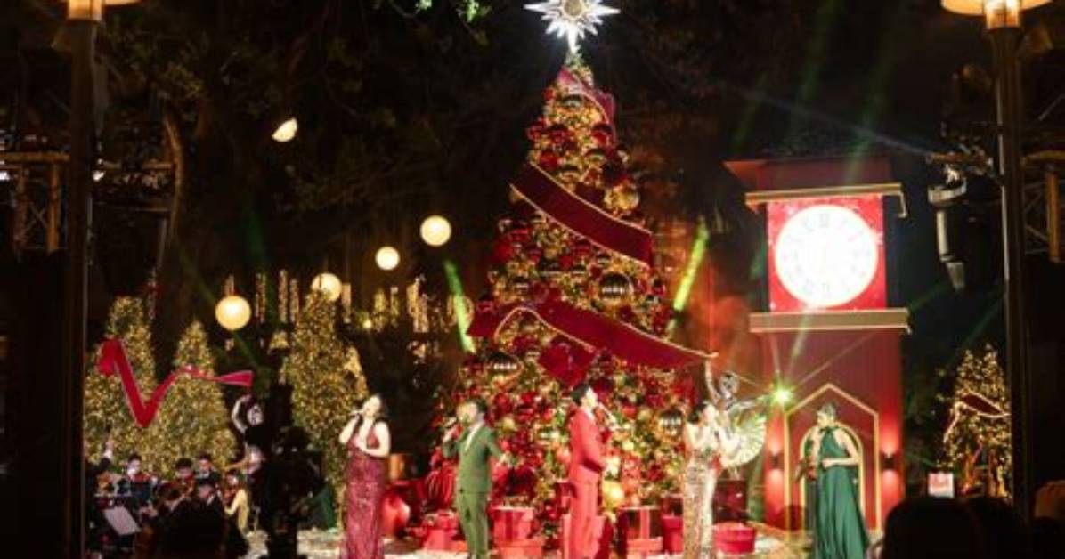 Nugget Holds Tree Lighting Ceremony with Biggest Tree in Nevada | Clothing