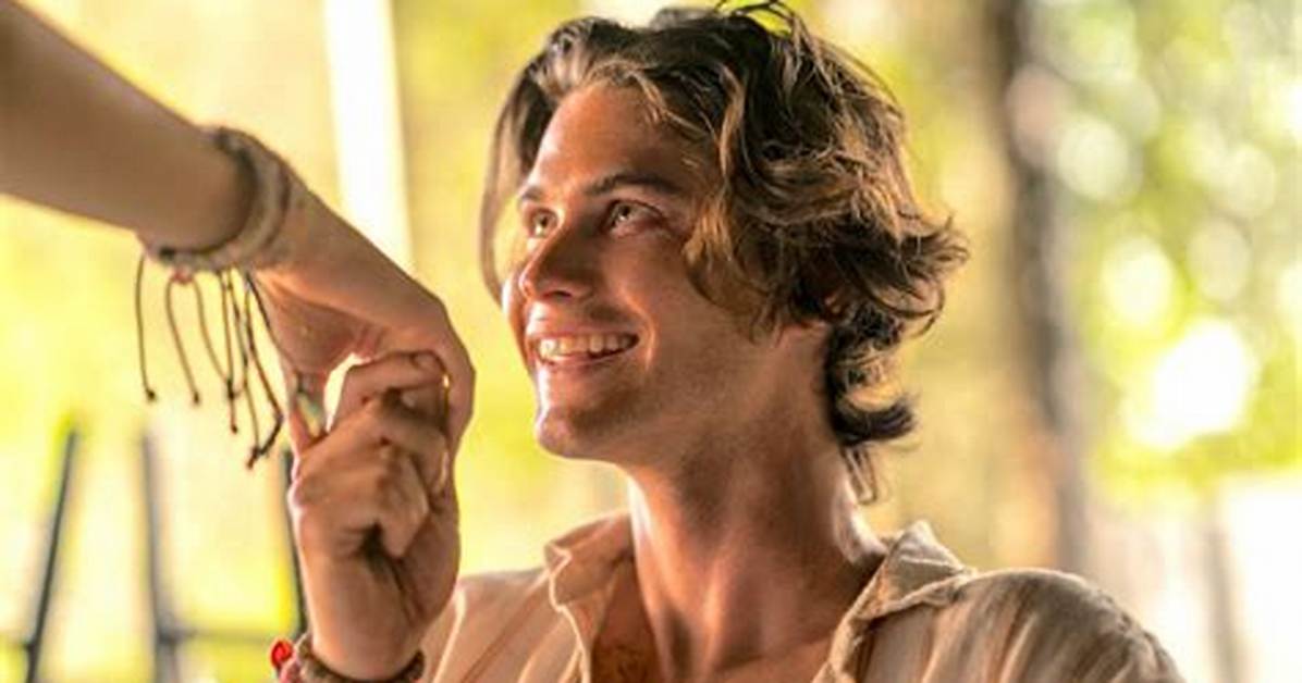 ‘Outer Banks’ Star Recalls Absolutely Bombing His ‘Stranger Things’ Audition