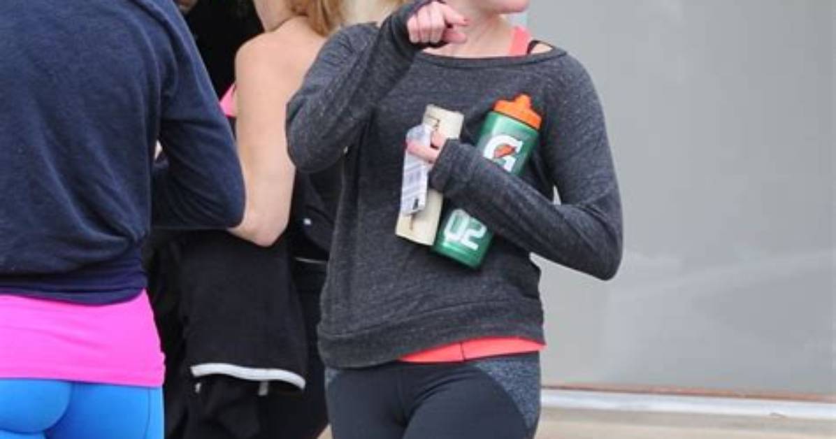 Reese Witherspoon Hits the Gym in "Do Good" T-Shirt and Cropped Leggings