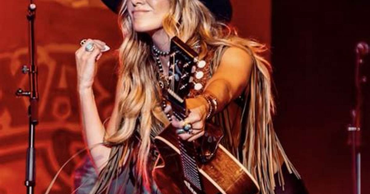 See Lainey Wilson's Appearance with Randy Travis