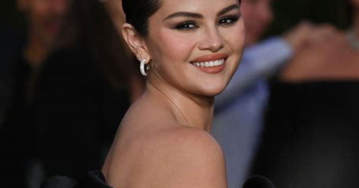 Selena Gomez Has Entered Her Winter Whites Phase in a Very Good Coat and Slouch Boots