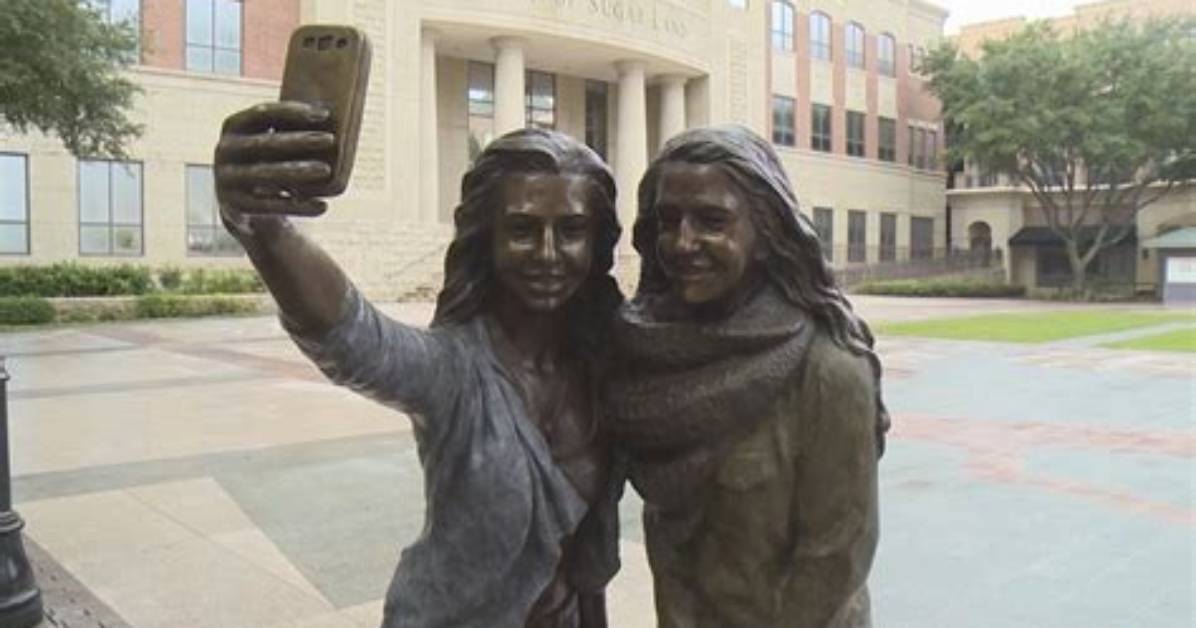 Selfie Statue Appears in Sugar Land, Texas to Forever Glorify Our Vain Habit