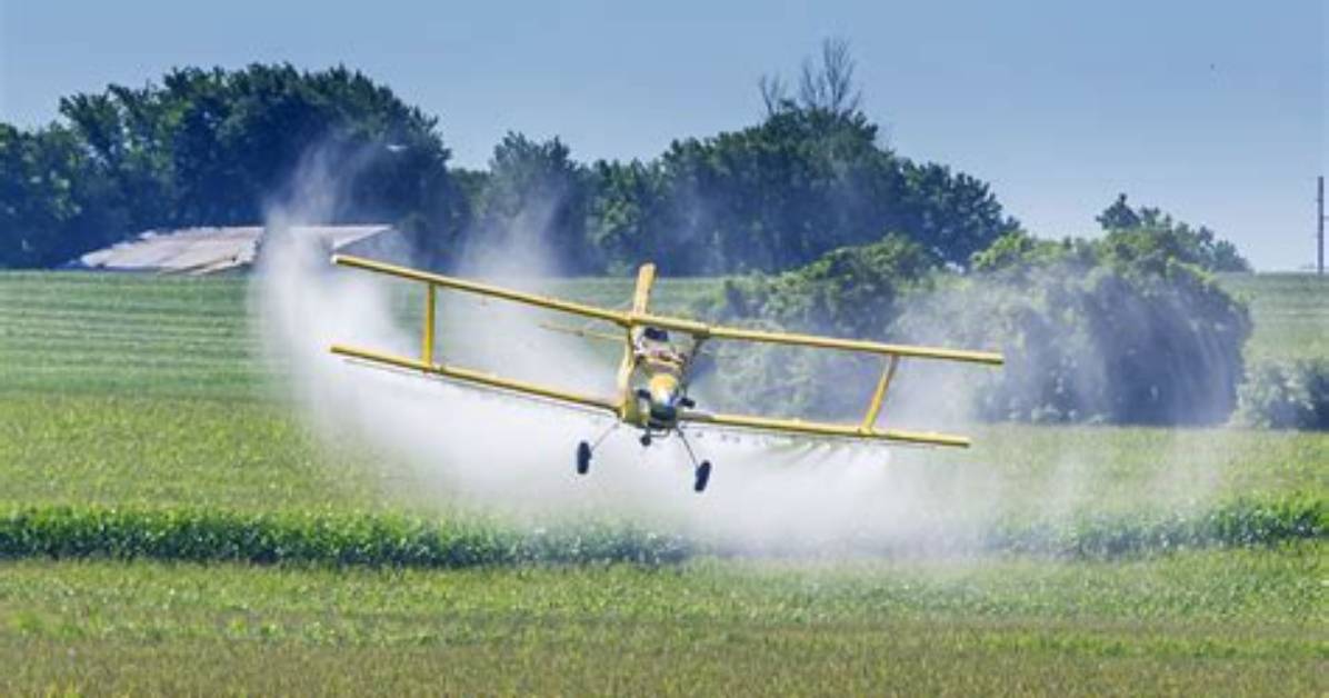 The Crop Dusters Getting by on a Wing and a Sprayer