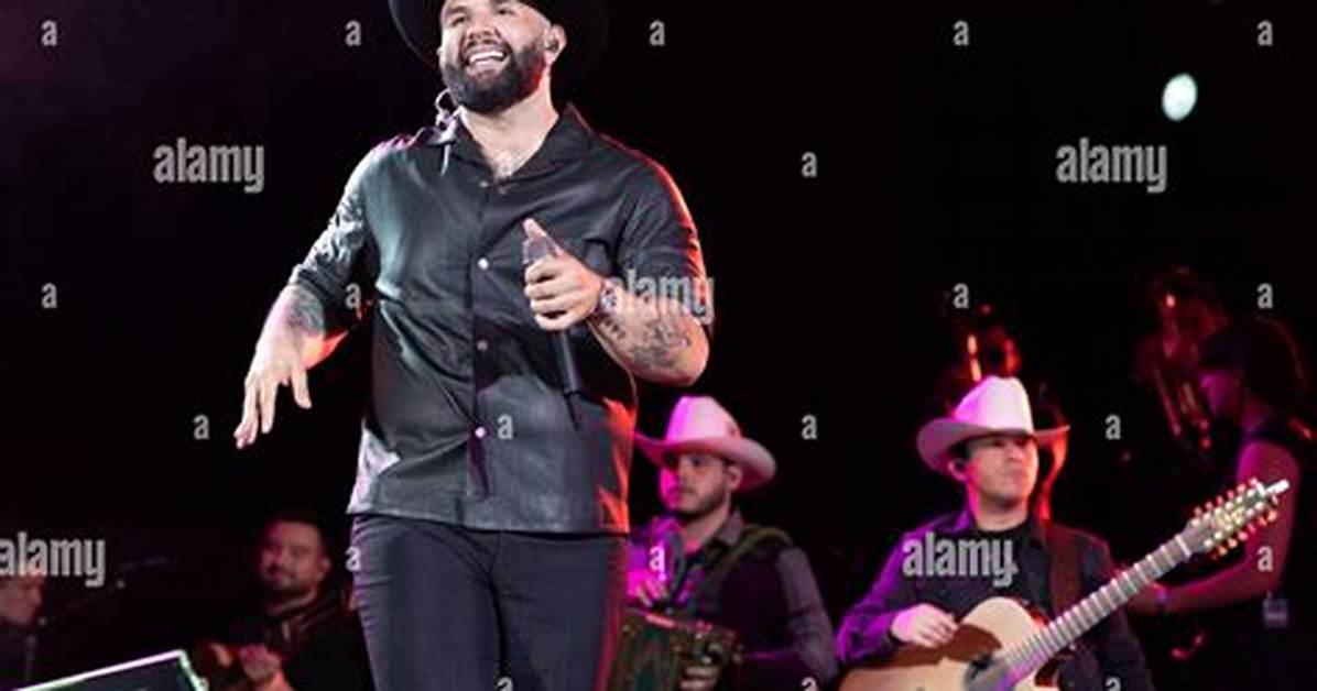 Video of Mexican Singer Carin Leon as He Fell on the Stage Goes Viral on Twitter