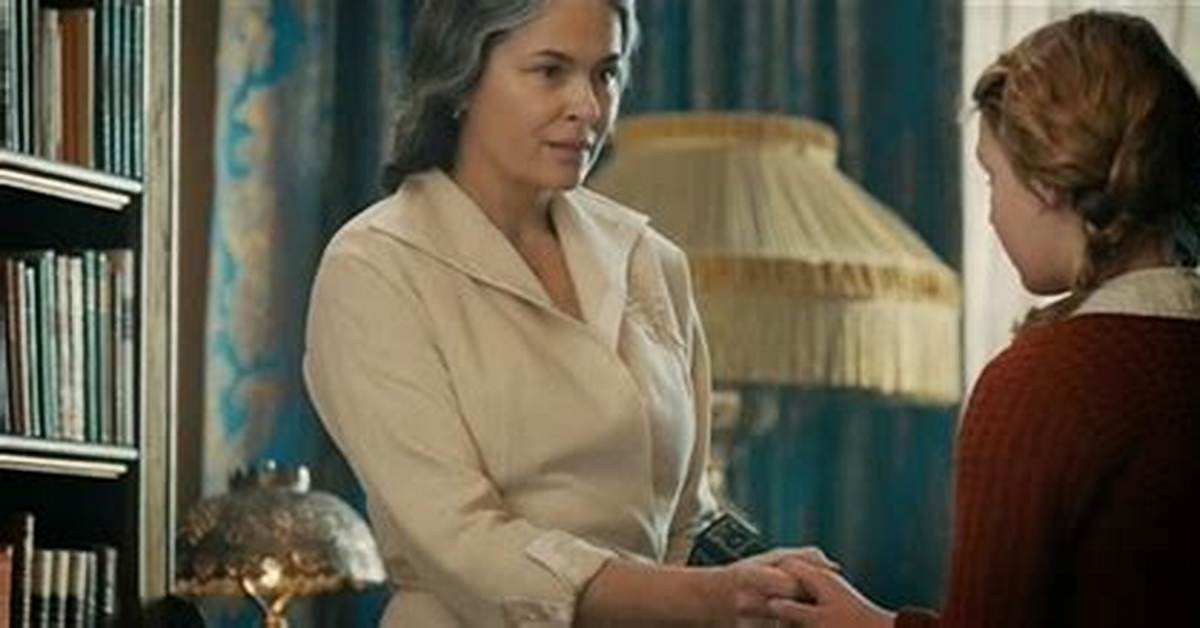 When Does Ilsa Give Liesel the Notebook?