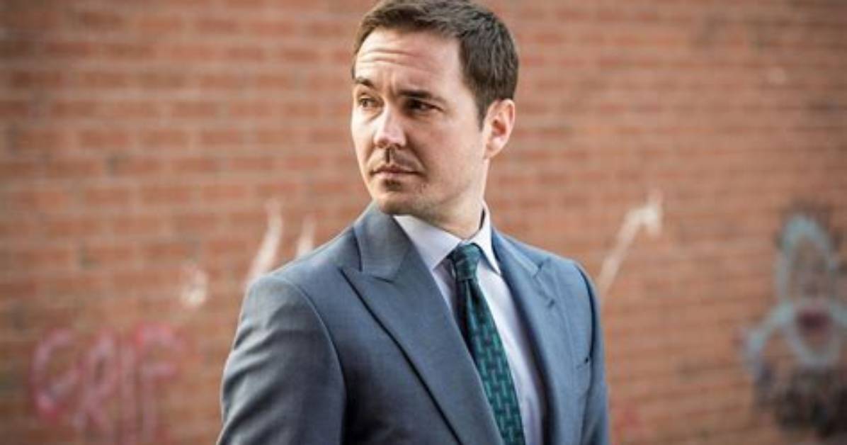 Where Is Ds Arnott from?