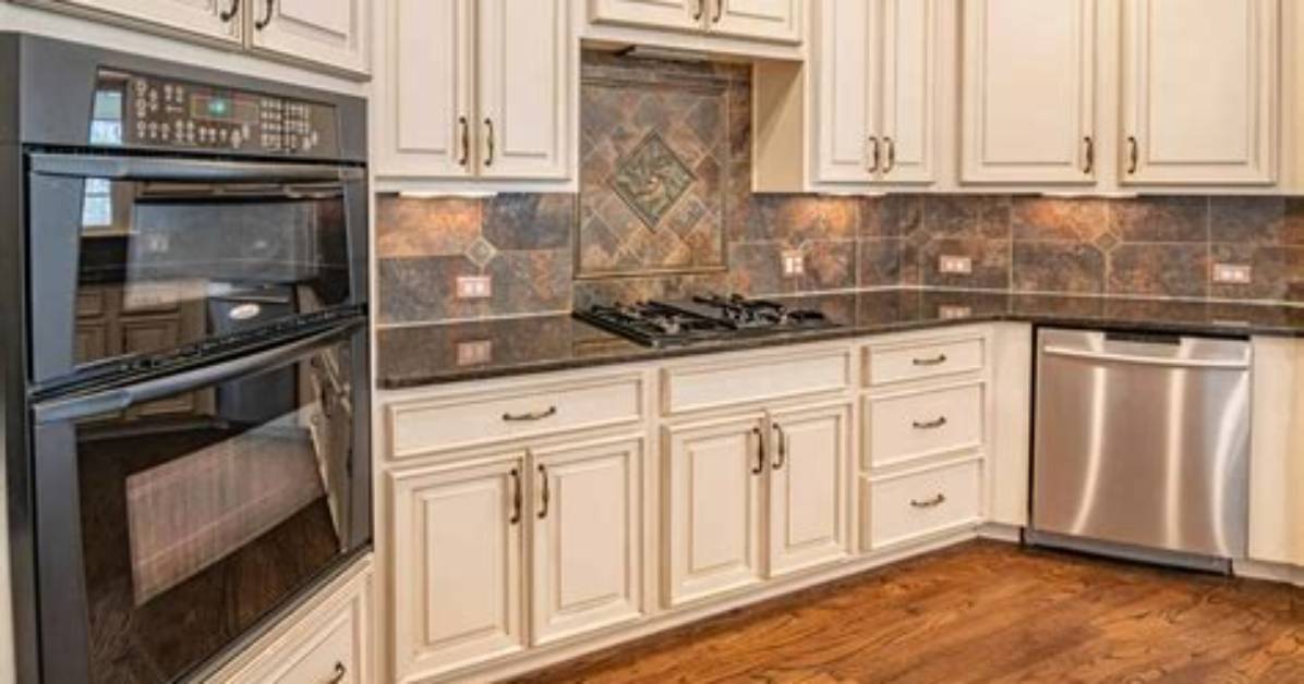 Where Should Backsplash Be When Countertop Is Longer Than Cabinets