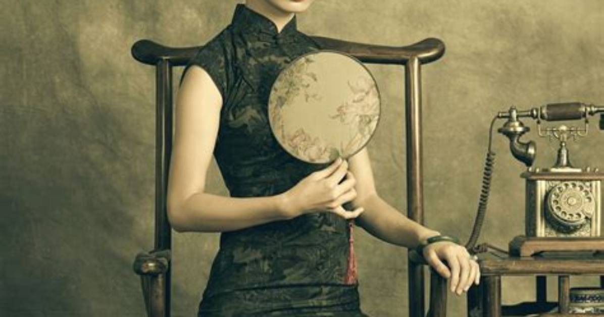 Which Popular Chinese Dress Is Body Hugging with Mandarin Collar on It?