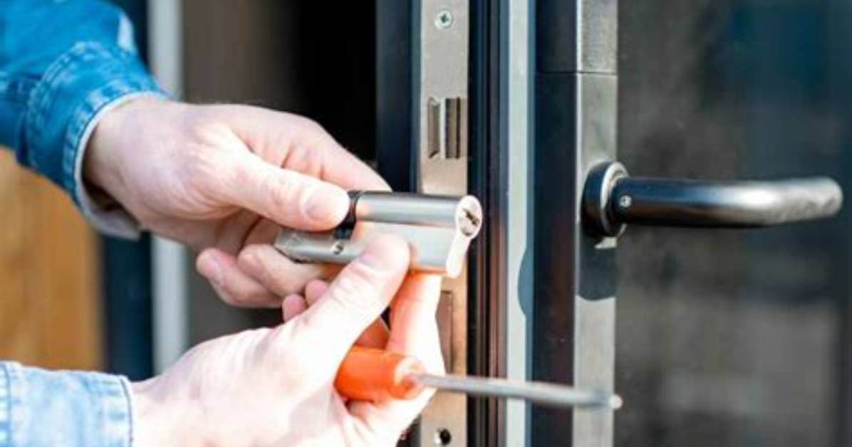 Your Question: What Does Lock Do on Windows 10?